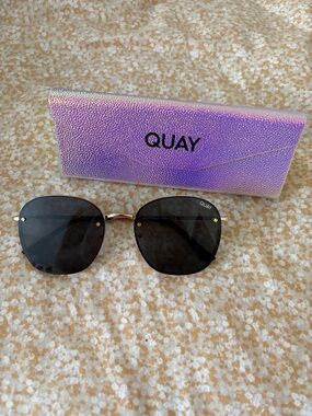 Quay Australia Jezabell Rimless Round Sunglasses in Gold, Case Included